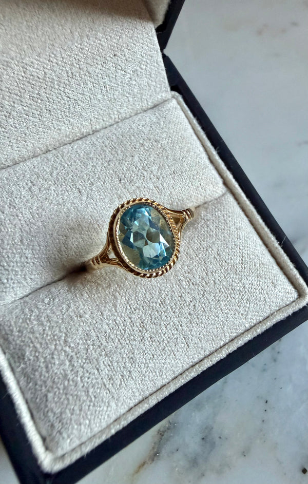 Vintage 10K Gold Blue Topaz Ring