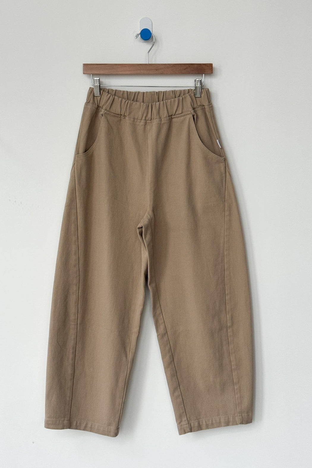 le bon shoppe arc pants tobacco elastic waist NATUREL cream canvas Cotton trousers for women in tobacco brown in sizes Small to Large Le Bon Shoppe - Arc