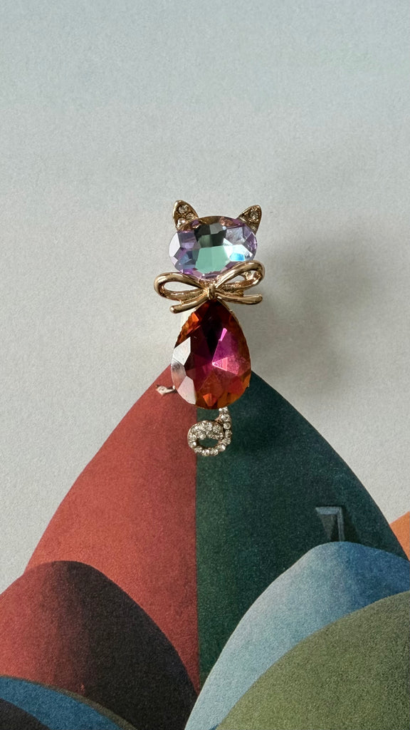 Sitting Pretty Kitty Brooch